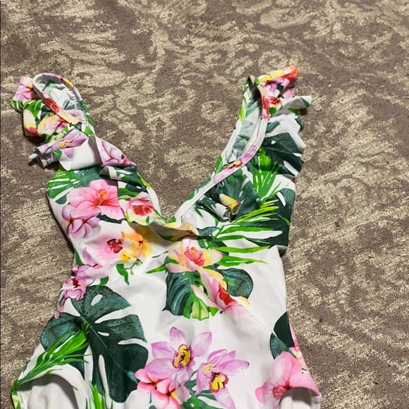 One pcs Ruffle Swimsuit - Picture 2 of 7